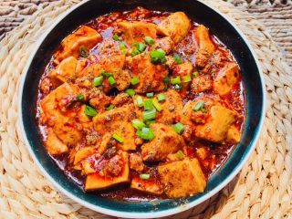 13、麻婆豆腐,撒葱花点缀