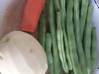 1、地方菜  干煸三素,将豆角 土豆 胡萝卜摘洗干净