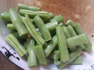 2、地方菜  干煸三素,将豆角掰成3厘米左右的段，土豆 胡萝卜也切段备用