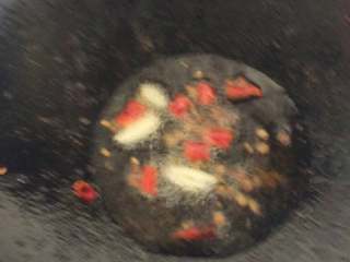 3、地方菜  干煸三素,锅内倒入油将花椒 辣椒段 蒜片放入锅中煸炒出香味