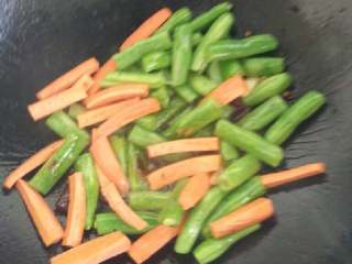 4、地方菜  干煸三素,放入豆角煸炒至变色后倒入胡萝卜继续煸炒