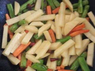 5、地方菜  干煸三素,将豆角和胡萝卜煸炒半熟后倒入土豆条煸炒10分钟左右放入盐 香油