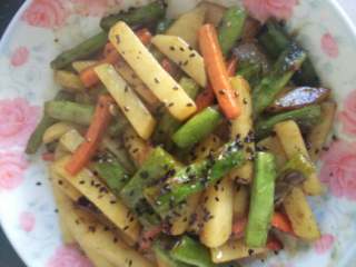 6、地方菜  干煸三素,最后撒上芝麻即可????我没有白芝麻就撒的黑芝麻，效果也不错