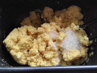 2、芝麻玉米面白糖饼,边倒开水(开水300g)边用筷子搅拌，至无干粉，倒入白糖趁热融化（白糖可以直接倒玉米面中一起烫），冷至手温。