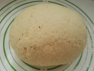 4、芝麻玉米面白糖饼,和成光滑的面团。