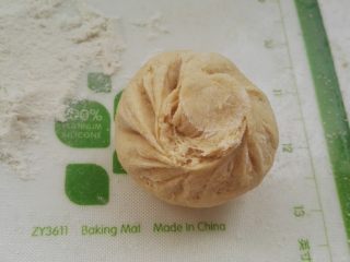 8、芝麻玉米面白糖饼,包入白糖馅，包成任意形状(不管怎样包，不漏馅就可)。