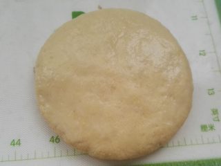 11、芝麻玉米面白糖饼,面片抹水。