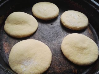 14、芝麻玉米面白糖饼,平底锅烧热转中小火，放入生胚，盖盖。