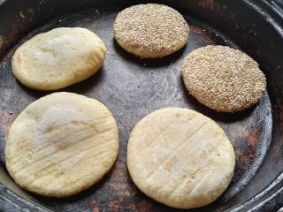 15、芝麻玉米面白糖饼,稍烙半分钟翻面，盖盖烙。