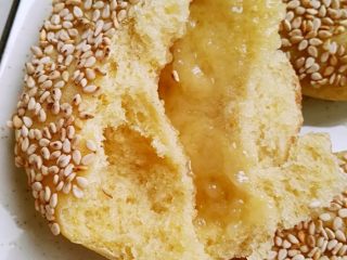 20、芝麻玉米面白糖饼,内部组织图。