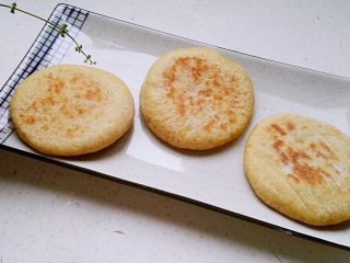 21、芝麻玉米面白糖饼,没有包馅的玉米面发面饼，可以从一边撕开，把菜填进去，可以搭配一切荤素菜。