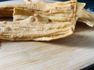 2、芹菜拌腐竹,腐竹待用;