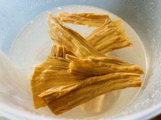 4、芹菜拌腐竹,腐竹放清水里泡发;