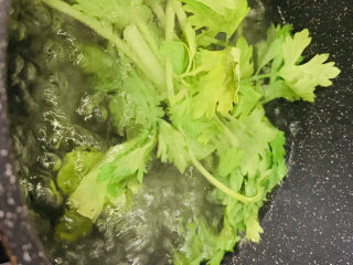 7、芹菜拌腐竹,锅里烧开水,加少许盐和油,快速焯下芹菜;