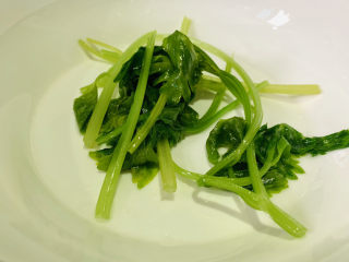 8、芹菜拌腐竹,捞起放碗里;