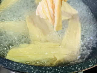 9、芹菜拌腐竹,腐竹煮5分钟;