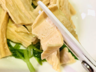 10、芹菜拌腐竹,捞起,用辅食剪,剪小条;