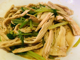 17、芹菜拌腐竹,搅拌均匀;