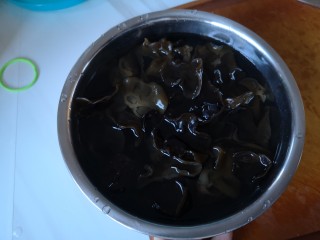 2、芥兰木耳,泡发木耳。下面会介绍一下木耳怎样泡发又快又好。