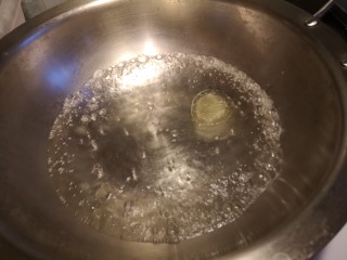 3、芥兰木耳,水烧开，放入一点油。