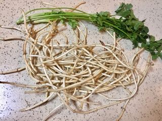1、野菜~凉拌折耳根,踏春归来，田间挖的折耳根准备，香菜可可根据喜好增减