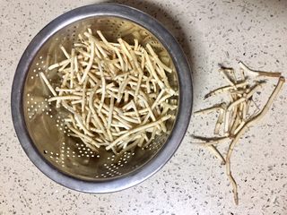 2、野菜~凉拌折耳根,先把折耳根手工摘成小节，摘着老的就扔掉