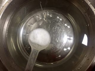 3、野菜~凉拌折耳根,取一稍大的洗菜盆放入清水，往水里加一勺食盐，把摘好的折耳根放入水中，用双手来回搓的方式洗除折耳根表面的根须，多清洗几次，直到根须水清澈