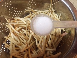 4、野菜~凉拌折耳根,洗好的折耳根沥干水分，放入半勺食盐，拌匀