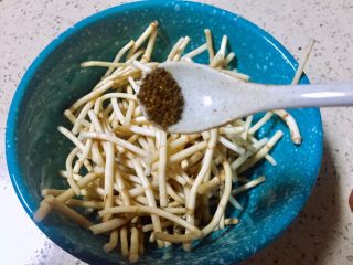 6、野菜~凉拌折耳根,把折耳根放在一个稍大的碗里 以便拌佐料，放入花椒面