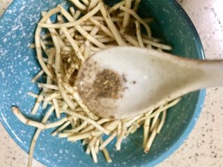 7、野菜~凉拌折耳根,再放入五香粉