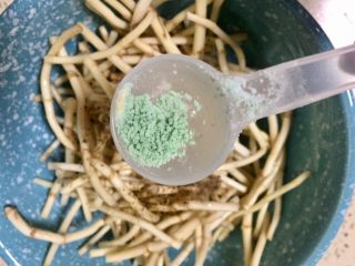 8、野菜~凉拌折耳根,放入少许果蔬鲜