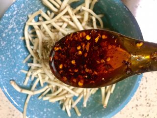 9、野菜~凉拌折耳根,放入一勺油辣子