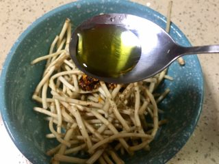 10、野菜~凉拌折耳根,放入花椒油