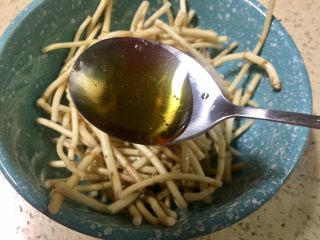 11、野菜~凉拌折耳根,放入一勺芝麻油