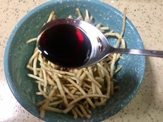 12、野菜~凉拌折耳根,放入一勺半生抽