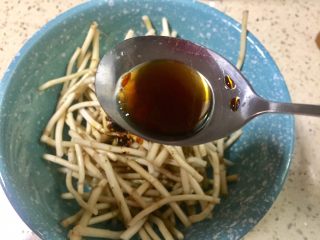 13、野菜~凉拌折耳根,放入半勺香醋，