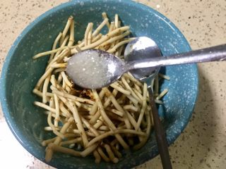 14、野菜~凉拌折耳根,放入少许白糖