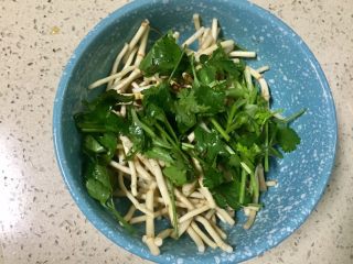 15、野菜~凉拌折耳根,最后放入切好的香菜，全部拌匀