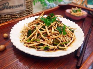 16、野菜~凉拌折耳根,美美的端上桌，折耳根独特的香味是其它食物不能取代的！