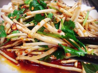 17、野菜~凉拌折耳根,凉拌菜所需主材简单，升华它的关键就是调料的精华！超下饭，饭遭殃的爽口菜