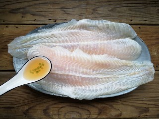 2、家庭版自制烤鱼,龙利鱼用少量的盐和料酒腌制20分钟。