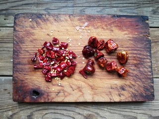 4、家庭版自制烤鱼,干辣椒洗净切段。