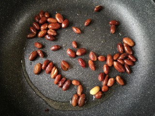 9、家庭版自制烤鱼,翻炒至花生米外皮爆裂开,有微微焦香后盛出晾凉备用。