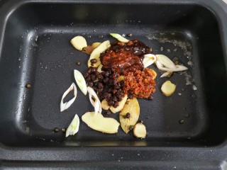 14、家庭版自制烤鱼,加入豆豉,辣椒酱,黄豆酱,炒出香味和红油。