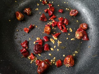 20、家庭版自制烤鱼,继续下干辣椒炒出香味后盛出备用。