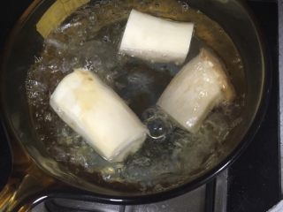 2、手撕杏鲍菇,水开放少许盐，放入杏鲍菇炒煮至熟。或者为了保持更好的味道可以选择蒸熟。