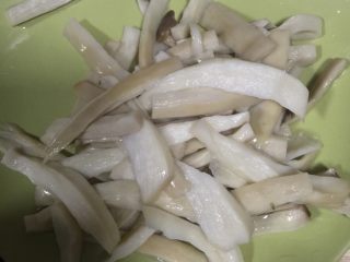3、手撕杏鲍菇,晾凉后手撕成条状