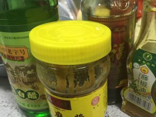 4、手撕杏鲍菇,麻酱里调少许白醋，盐、糖、藤椒，调匀。在调制过程中会有麻酱粘稠的现象，适当调水。口味就要根据自己的喜好了。这里特别提出的是藤椒油，也可以用四川的麻椒炸油，味道很独特。