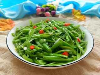 1、蒜蓉空心菜梗,美美图片来一张，空心菜梗青翠欲滴。