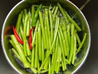 2、蒜蓉空心菜梗,将空心菜梗，小米椒，大蒜洗净。